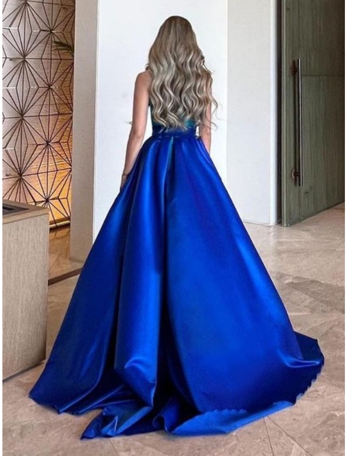 A-Linie Abendkleid Elegantes Kleid Formelle Hofschleppe Ärmellos Neckholder Satin mit Falten